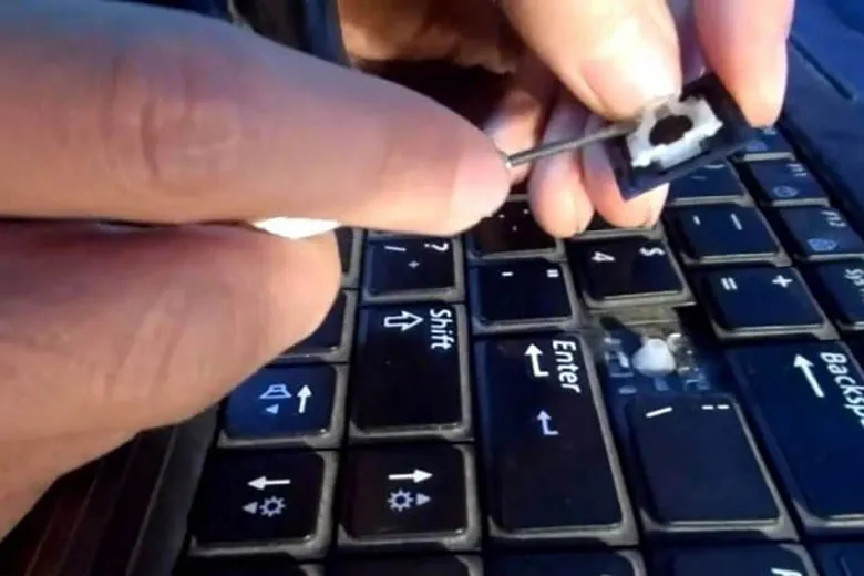 Cách vệ sinh bàn phím laptop, keycaps sạch bụi bẩn, chống liệt phím an toàn đúng cách nhất