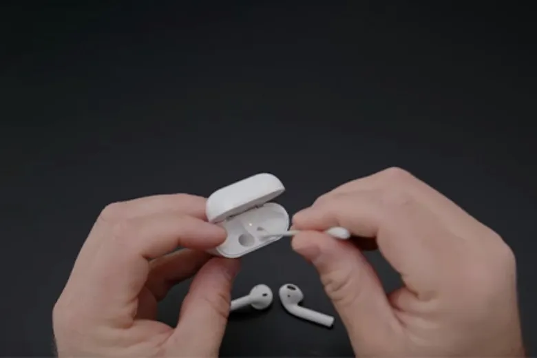 Cách vệ sinh tai nghe AirPods 2, 3, Pro, AirPods Max và EarPods đúng cách nhất