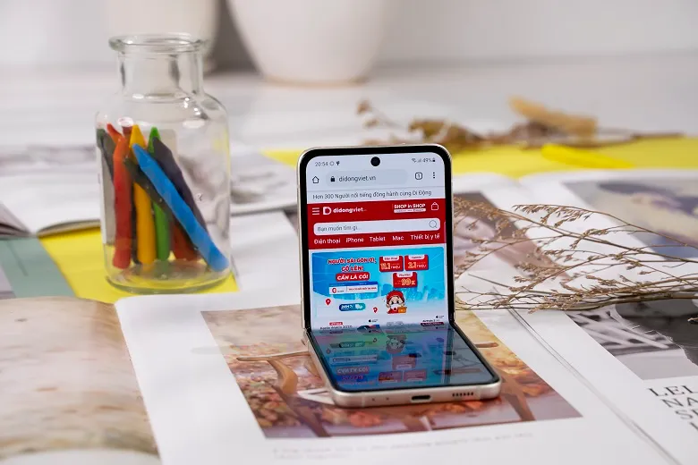Chi tiết cách sử dụng màn hình bên ngoài của Galaxy Z Flip3 5G: Bạn làm được những gì với màn hình phụ độc đáo này?