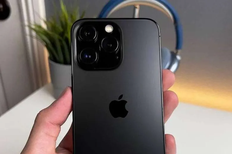 Có nên dán camera iPhone 14 Pro Max để bảo vệ và chống trầy xước không?