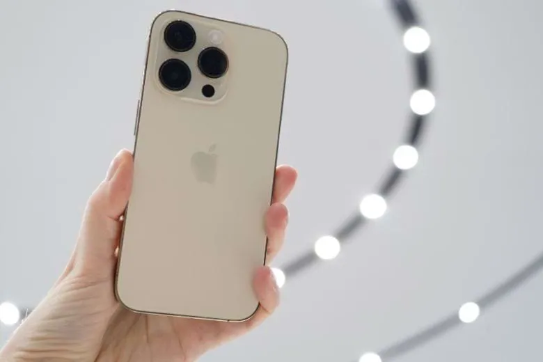 Có nên dán camera iPhone 14 Pro Max để bảo vệ và chống trầy xước không?