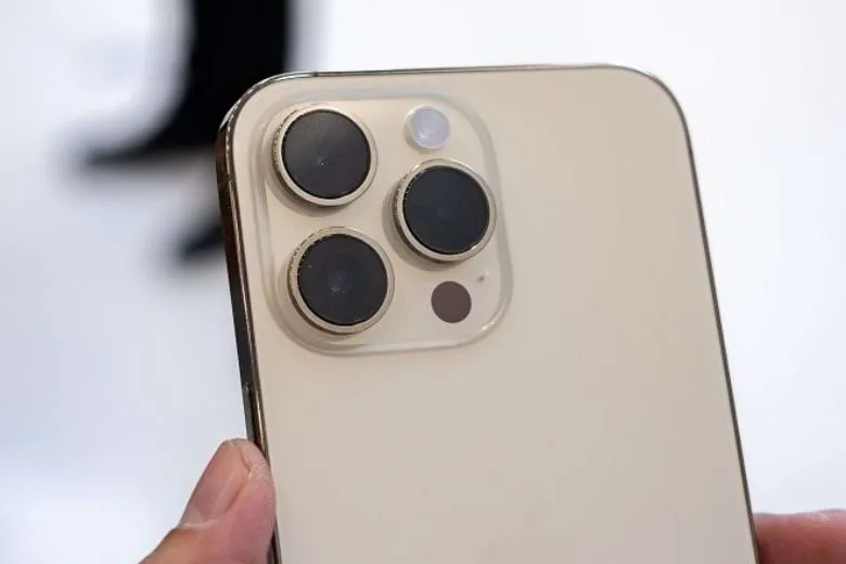 Có nên dán camera iPhone 14 Pro Max để bảo vệ và chống trầy xước không?