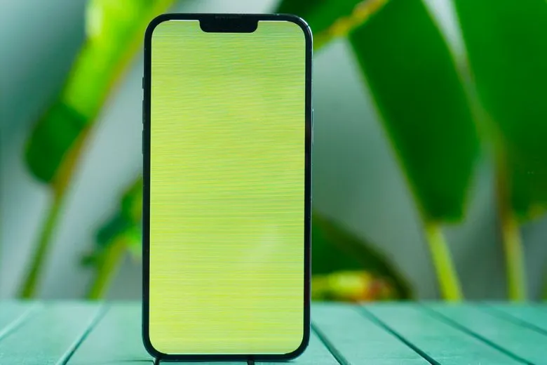 iPhone 13 thường có bị lỗi màn hình không? Có nên mua?