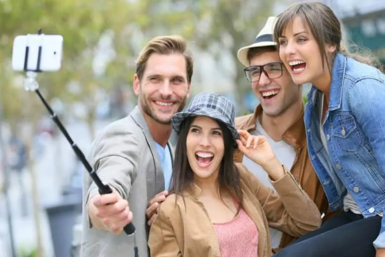 Selfie là gì? 30+ cách tạo dáng chụp ảnh tự sướng cho nam và nữ đẹp tự nhiên