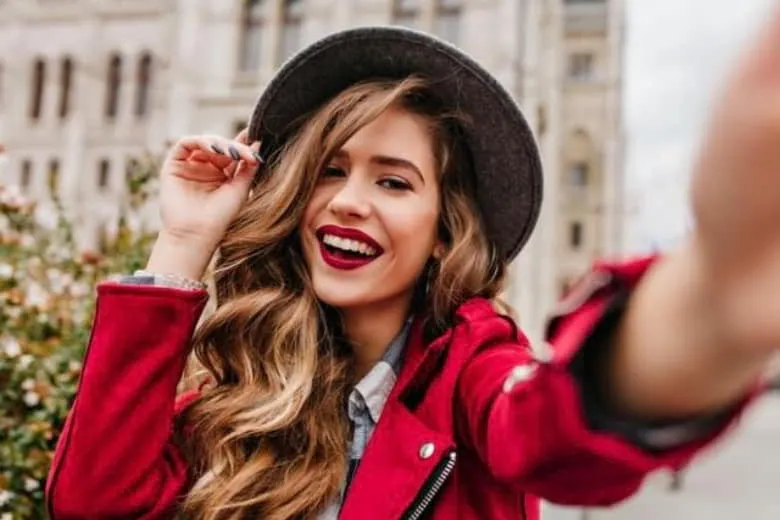 Selfie là gì? 30+ cách tạo dáng chụp ảnh tự sướng cho nam và nữ đẹp tự nhiên