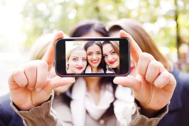 Selfie là gì? 30+ cách tạo dáng chụp ảnh tự sướng cho nam và nữ đẹp tự nhiên